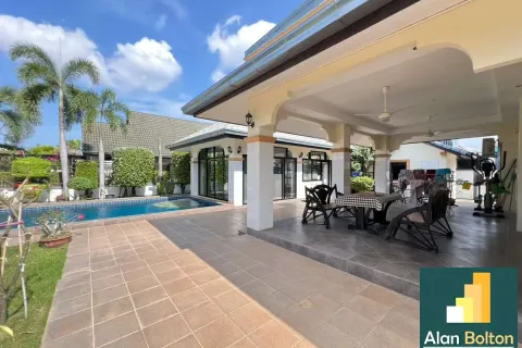 Casa de 4 dormitorios en Pattaya, Tailandia № 211280 - foto 3