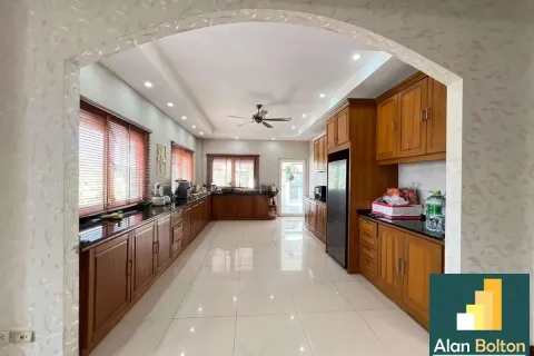 Casa de 4 dormitorios en Pattaya, Tailandia № 211280 - foto 13