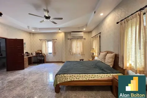 Casa de 4 dormitorios en Pattaya, Tailandia № 211280 - foto 18