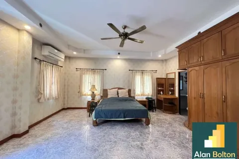 Casa de 4 dormitorios en Pattaya, Tailandia № 211280 - foto 4