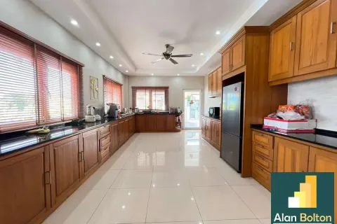 Casa de 4 dormitorios en Pattaya, Tailandia № 211280 - foto 15