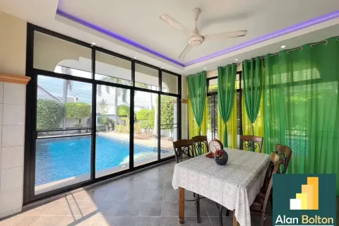 Casa de 4 dormitorios en Pattaya, Tailandia № 211280 - foto 17