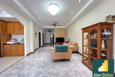 Casa de 4 dormitorios en Pattaya, Tailandia № 211280 - foto 12