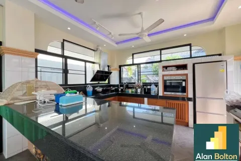 Casa de 4 dormitorios en Pattaya, Tailandia № 211280 - foto 7