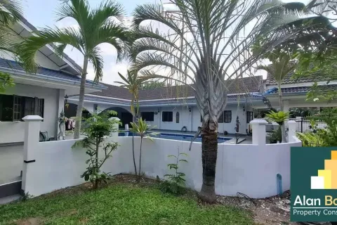 Casa de 3 dormitorios en Pattaya, Tailandia № 211278 - foto 11