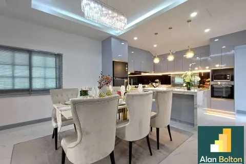 Casa de 5 dormitorios en Pattaya, Tailandia № 211279 - foto 10