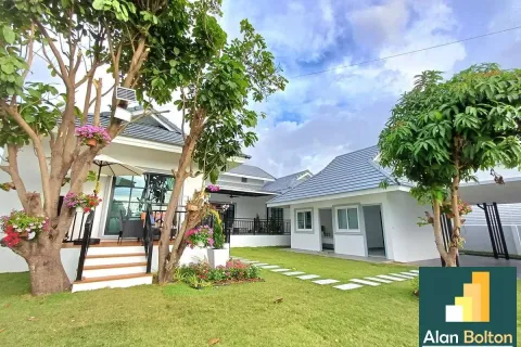 Casa de 5 dormitorios en Pattaya, Tailandia № 211279 - foto 5