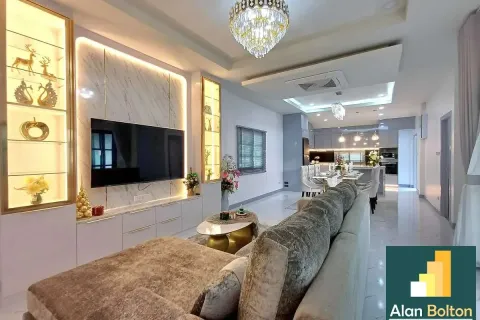 Casa de 5 dormitorios en Pattaya, Tailandia № 211279 - foto 13