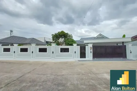 Casa de 5 dormitorios en Pattaya, Tailandia № 211279 - foto 3