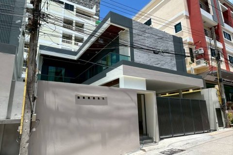 House in Pattaya, Thailand 4 bedrooms № 139236 - photo 2