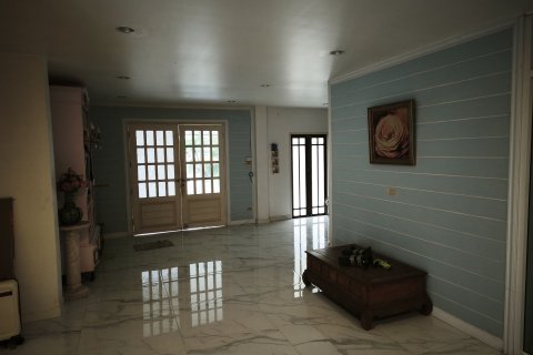 House in Bangkok, Thailand 6 bedrooms № 154771 - photo 2
