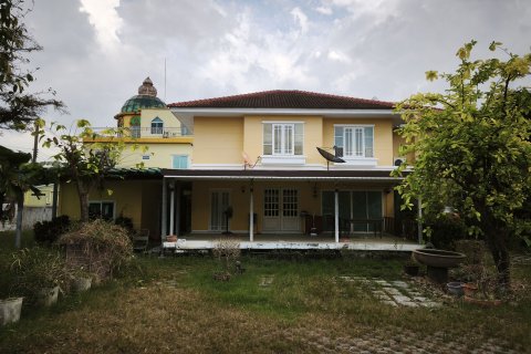 House in Bangkok, Thailand 6 bedrooms № 154771 - photo 1