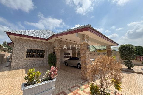 Casa de 3 dormitorios en Pattaya, Tailandia № 211881 - foto 3