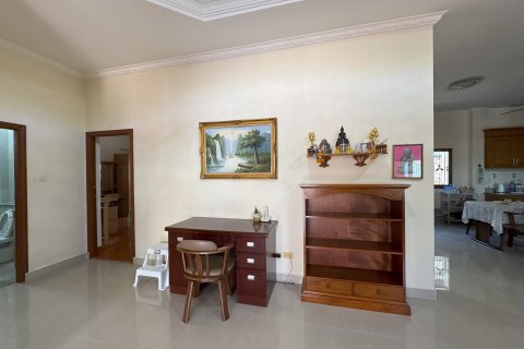 Casa de 3 dormitorios en Pattaya, Tailandia № 211881 - foto 11