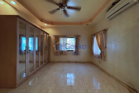 House in Pattaya, Thailand 3 bedrooms № 195810 - photo 13