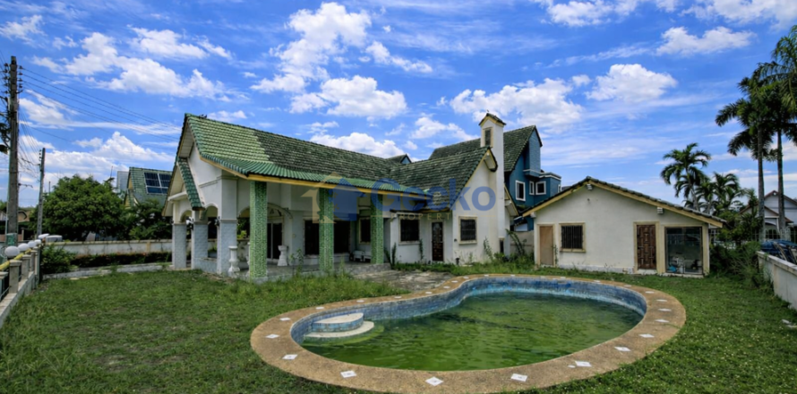 House in Pattaya, Thailand 3 bedrooms № 195810