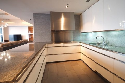 Condo in Bangkok, Thailand, 3 bedrooms № 157486 - photo 2