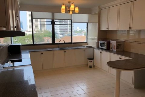 Condo in Bangkok, Thailand, 3 bedrooms  № 157485 - photo 4