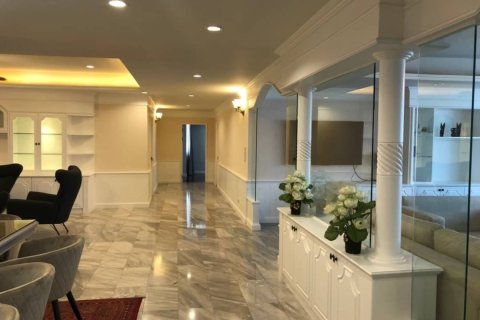 Condo in Bangkok, Thailand, 3 bedrooms  № 157485 - photo 13
