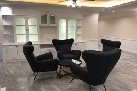 Condo in Bangkok, Thailand, 3 bedrooms  № 157485 - photo 14