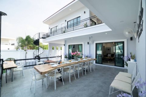Villa in Pattaya, Thailand 6 bedrooms № 114552 - photo 1