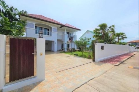 House in Pattaya, Thailand 4 bedrooms № 157706
