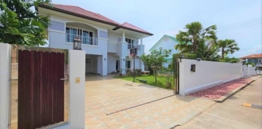 House in Pattaya, Thailand 4 bedrooms № 157706
