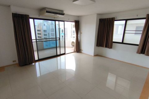 Condo in Bangkok, Thailand, 3 bedrooms  № 157705 - photo 5