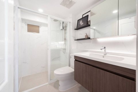 Condo in Bangkok, Thailand, 2 bedrooms  № 157707 - photo 2