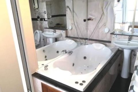 Condo in Bangkok, Thailand, 2 bedrooms  № 157704 - photo 8