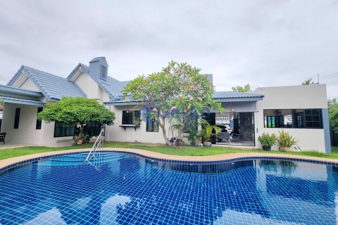 House in Pattaya, Thailand 4 bedrooms № 196203