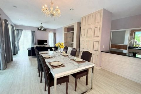 Casa de 4 dormitorios en Bang Lamung, Tailandia № 233700 - foto 4