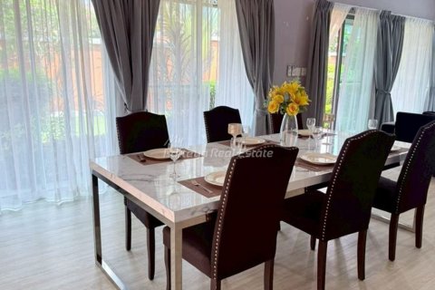 Casa de 4 dormitorios en Bang Lamung, Tailandia № 233700 - foto 6
