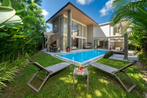 Casa de 4 dormitorios en Bang Tao, Tailandia № 233695