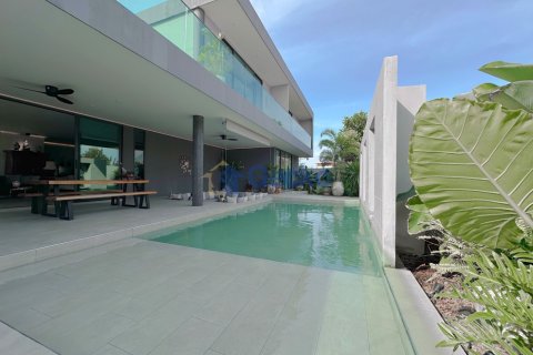 House in Pattaya, Thailand 4 bedrooms № 196397