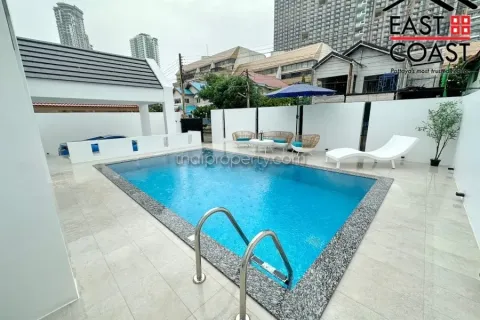 Casa de 4 dormitorios en Jomtien Beach, Pattaya, Tailandia № 212434 - foto 4