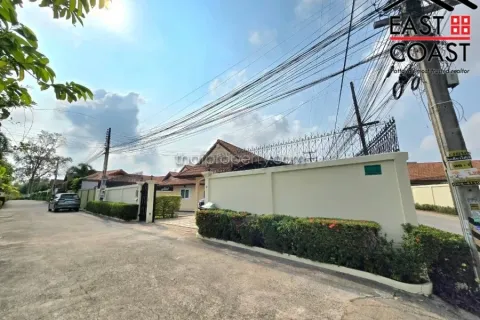 Casa de 4 dormitorios en Pattaya, Tailandia № 212433 - foto 2