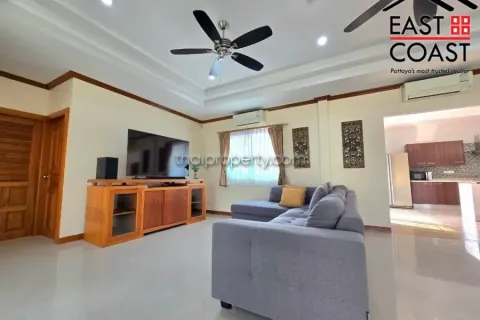 Casa de 4 dormitorios en Pattaya, Tailandia № 212433 - foto 15
