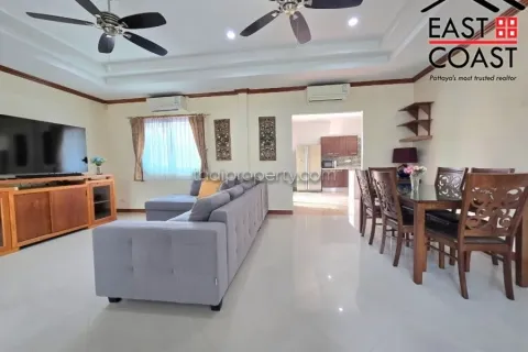 Casa de 4 dormitorios en Pattaya, Tailandia № 212433 - foto 14