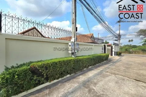 Casa de 4 dormitorios en Pattaya, Tailandia № 212433 - foto 3