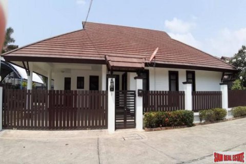 Villa in Pattaya, Thailand 4 bedrooms № 193672 - photo 1