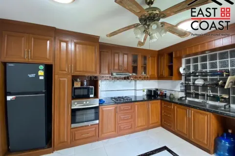 Casa de 4 dormitorios en Pattaya, Tailandia № 213640 - foto 10