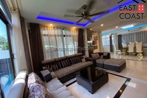 Casa de 4 dormitorios en Pattaya, Tailandia № 213640 - foto 6