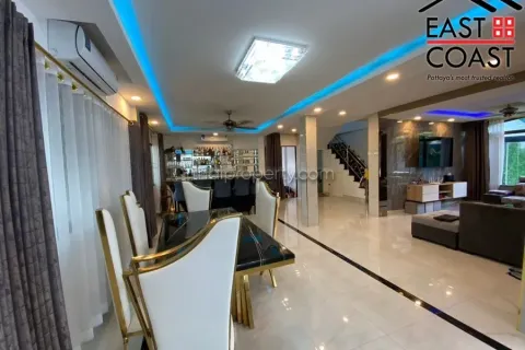 Casa de 4 dormitorios en Pattaya, Tailandia № 213640 - foto 3