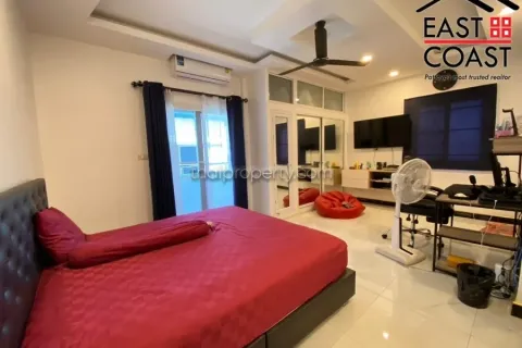 Casa de 4 dormitorios en Pattaya, Tailandia № 213640 - foto 16