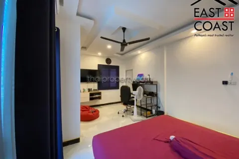 Casa de 4 dormitorios en Pattaya, Tailandia № 213640 - foto 17
