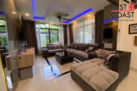 Casa de 4 dormitorios en Pattaya, Tailandia № 213640 - foto 5