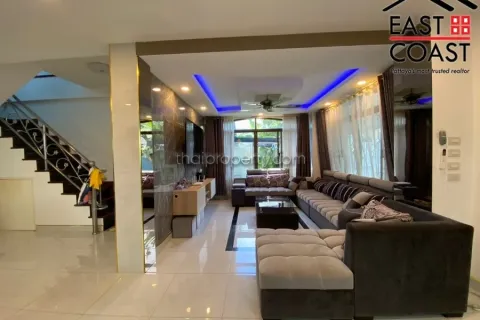 Casa de 4 dormitorios en Pattaya, Tailandia № 213640 - foto 4