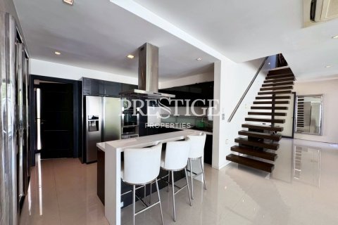 House in Pattaya, Thailand 6 bedrooms № 197579 - photo 8