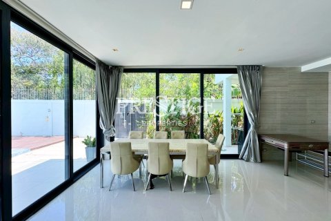 House in Pattaya, Thailand 6 bedrooms № 197579 - photo 6